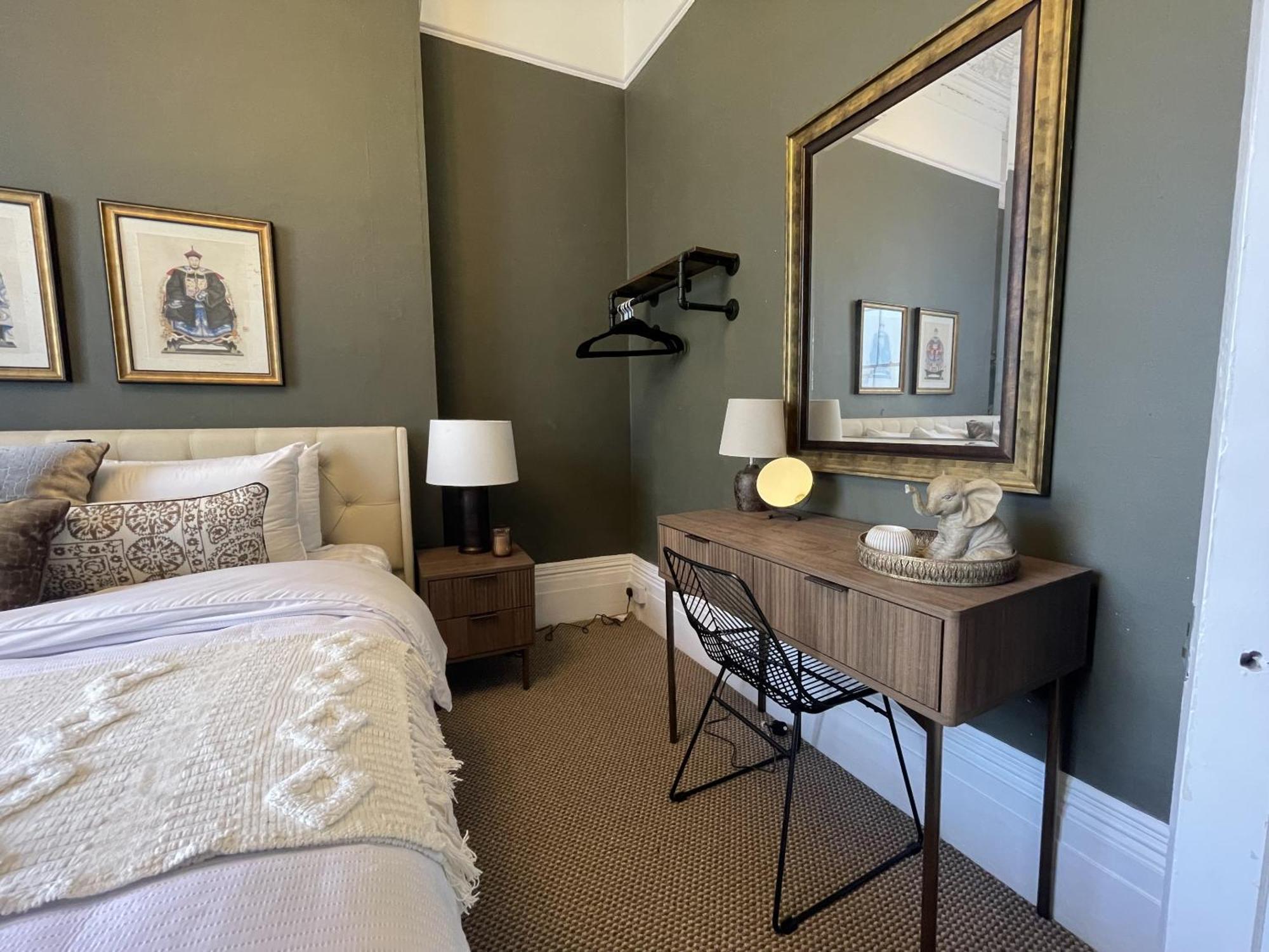 Sophisticated With Clifton Views