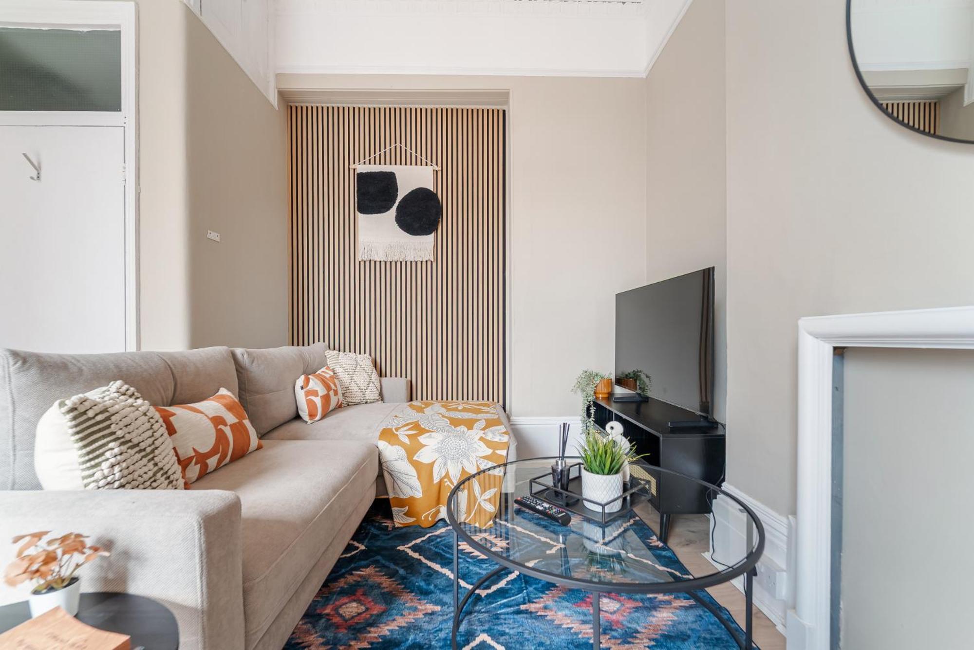 Sophisticated With Clifton Views *